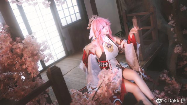 Dakki伊cos《原神》八重神子,震撼再现神秘宫司的魅力 Dakki伊cos《原神》八重神子,震撼再现神秘宫司的魅力