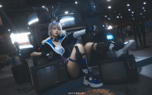 [崩坏：星穹铁道]大大卷卷小卷cos银狼，展现骇客高手的迷人魅力