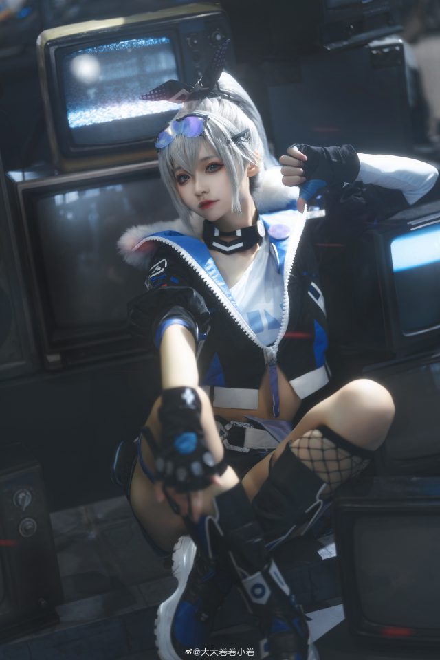 [崩坏：星穹铁道]大大卷卷小卷cos银狼，展现骇客高手的迷人魅力