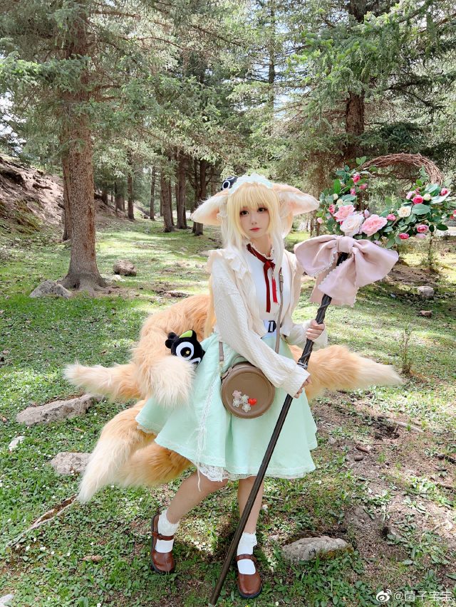[明日方舟]菌子宝宝cos铃兰小姐，展现九尾狐的迷人与可爱