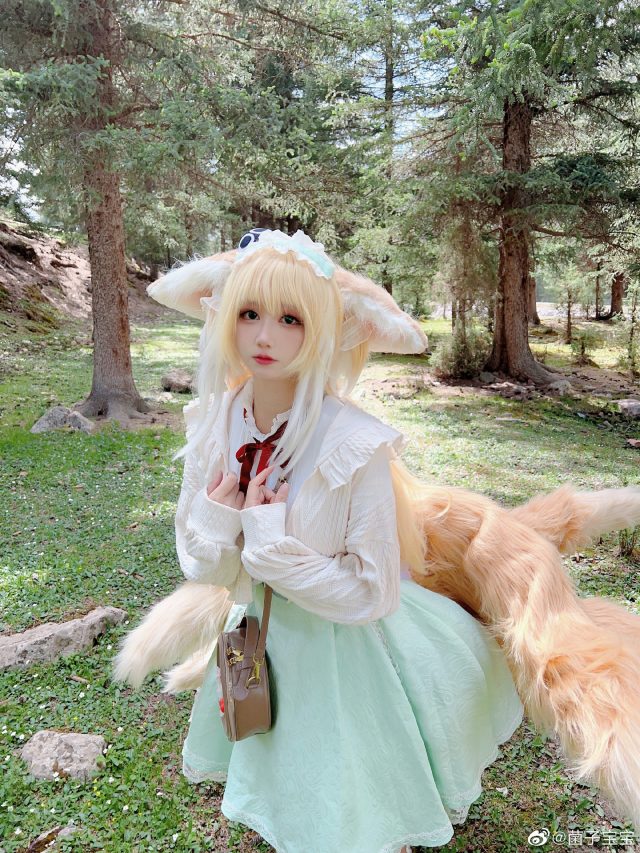 [明日方舟]菌子宝宝cos铃兰小姐，展现九尾狐的迷人与可爱
