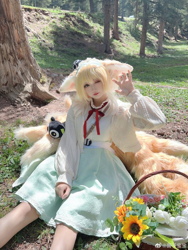 [明日方舟]菌子宝宝cos铃兰小姐，展现九尾狐的迷人与可爱