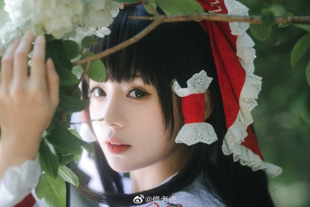 修老虎cos《东方Project》博丽灵梦,可爱与魅力的完美结合 修老虎cos《东方Project》博丽灵梦,可爱与魅力的完美结合