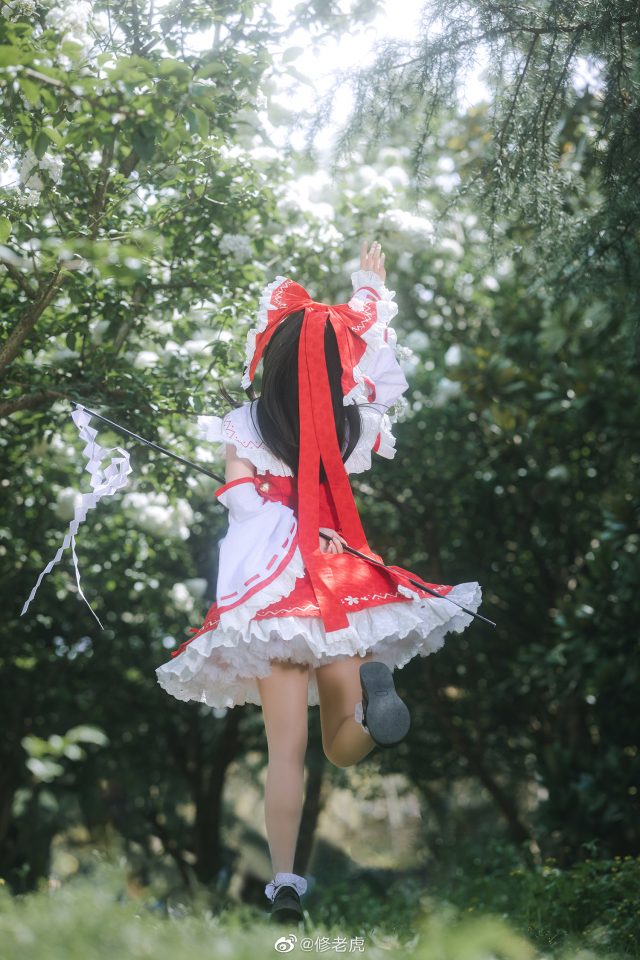 修老虎cos《东方Project》博丽灵梦,可爱与魅力的完美结合 修老虎cos《东方Project》博丽灵梦,可爱与魅力的完美结合