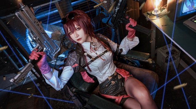 迷恋于性感优雅的卡妈：阮邑Fairy cos《崩坏：星穹铁道》卡芙卡