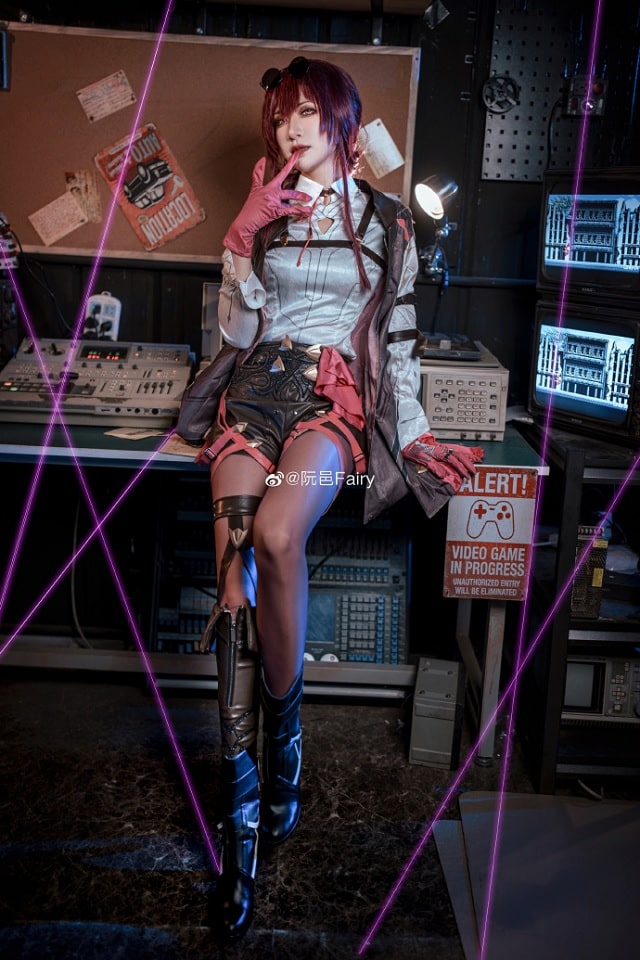 迷恋于性感优雅的卡妈：阮邑Fairy cos《崩坏：星穹铁道》卡芙卡