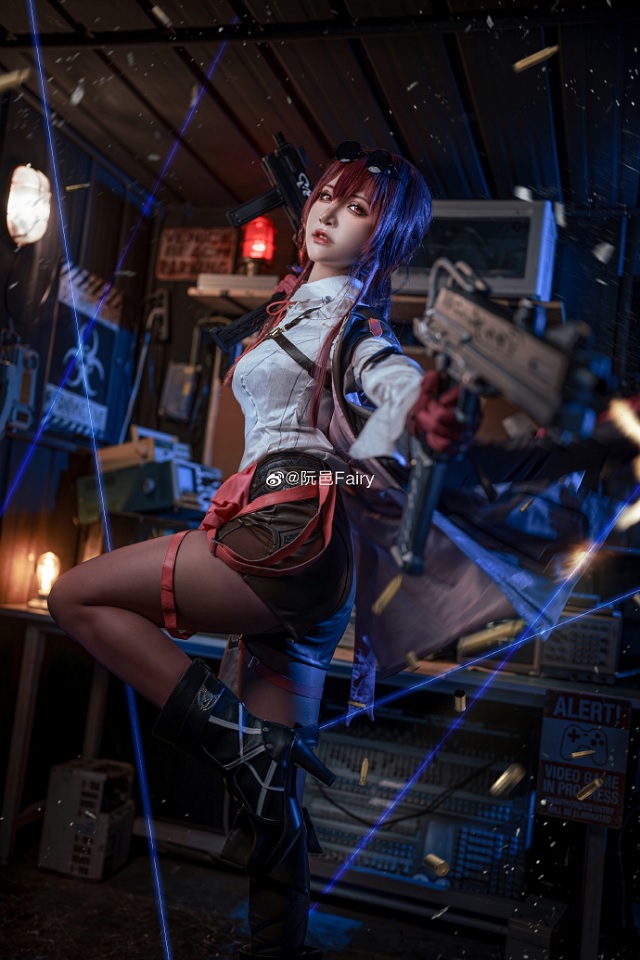 迷恋于性感优雅的卡妈：阮邑Fairy cos《崩坏：星穹铁道》卡芙卡