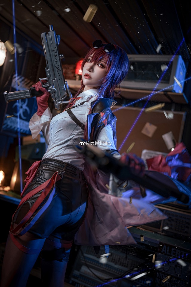 迷恋于性感优雅的卡妈：阮邑Fairy cos《崩坏：星穹铁道》卡芙卡