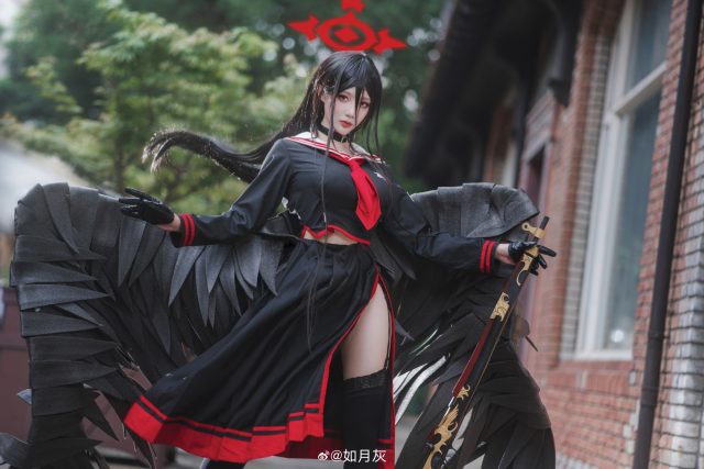 如月灰cos《蔚蓝档案》 羽川莲见,性感裙摆舞动古典街角 如月灰cos《蔚蓝档案》 羽川莲见,性感裙摆舞动古典街角