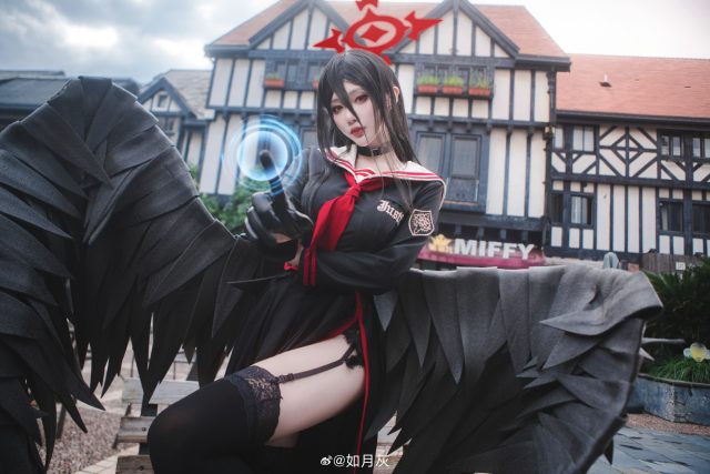 如月灰cos《蔚蓝档案》 羽川莲见,性感裙摆舞动古典街角 如月灰cos《蔚蓝档案》 羽川莲见,性感裙摆舞动古典街角