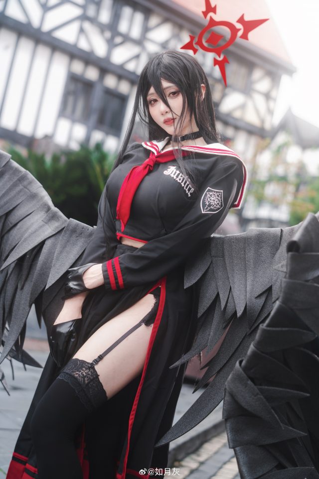 如月灰cos《蔚蓝档案》 羽川莲见,性感裙摆舞动古典街角 如月灰cos《蔚蓝档案》 羽川莲见,性感裙摆舞动古典街角