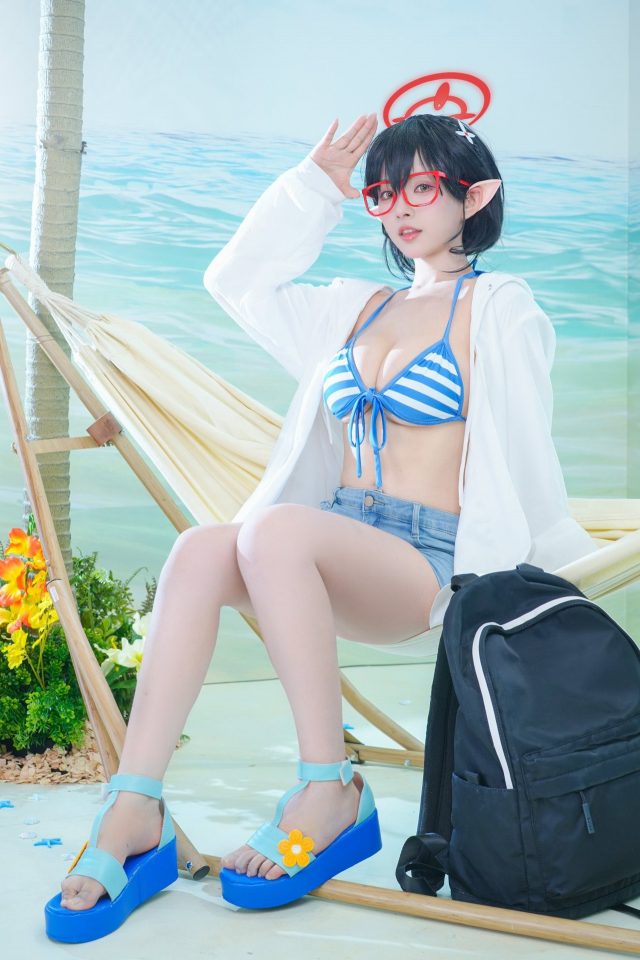 肃雨雨雨cos《蔚蓝档案》绫音，泳装魅力让夏日更迷人