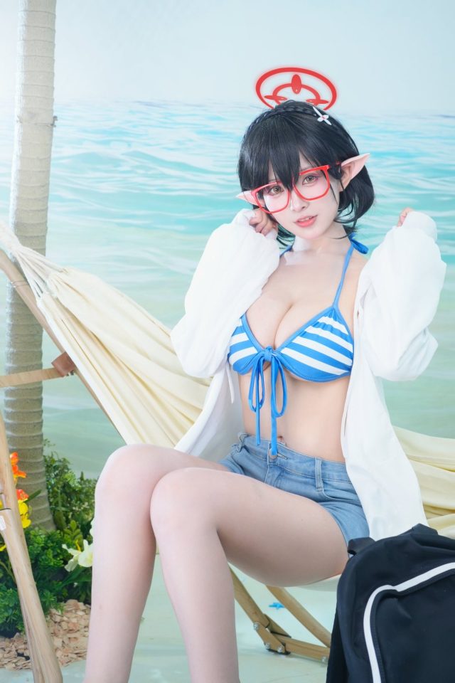 肃雨雨雨cos《蔚蓝档案》绫音，泳装魅力让夏日更迷人