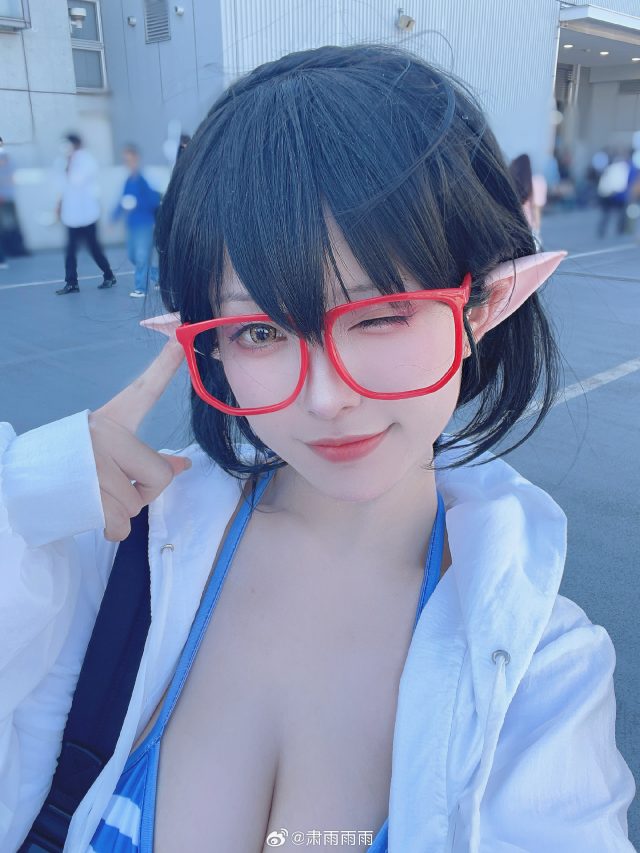 肃雨雨雨cos《蔚蓝档案》绫音，泳装魅力让夏日更迷人