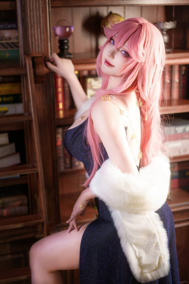 性感魅力的演绎:菌烨tako的“礼服版”八重神子COSPLAY 性感魅力的演绎:菌烨tako的“礼服版”八重神子COSPLAY