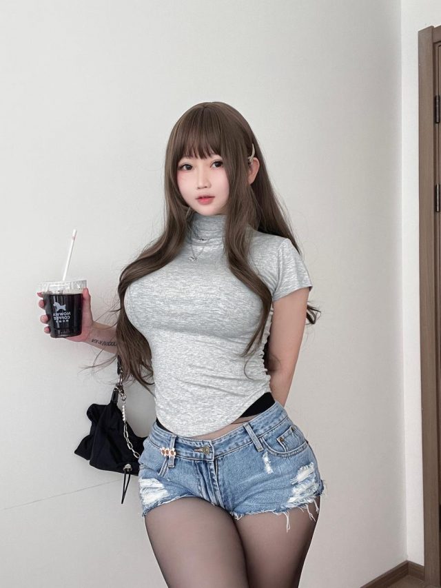 娇俏甜美的coser依酱:大胆展示其性感迷人的欧派COSPLAY 娇俏甜美的coser依酱:大胆展示其性感迷人的欧派COSPLAY