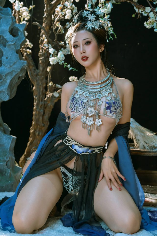 探秘苗疆：coser轩萧学姐与云溪溪带你体验异域风情