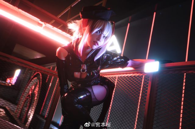 宮本桜cos《明日方舟》W,展现狙击魅影的酷帅迷人 宮本桜cos《明日方舟》W,展现狙击魅影的酷帅迷人