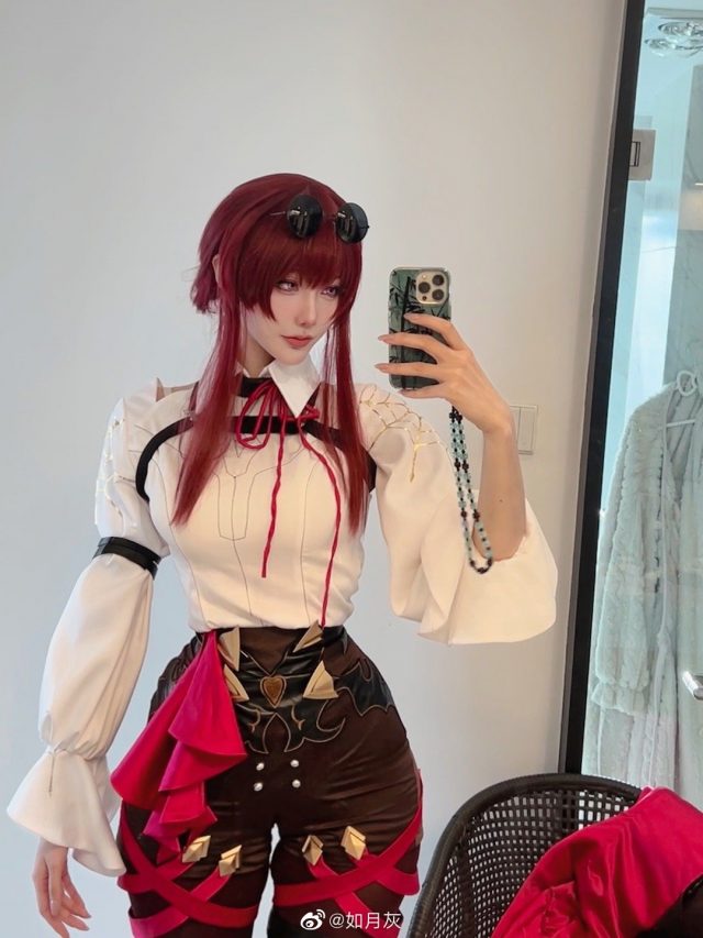 [崩坏：星穹铁道]如月灰cos卡芙卡，性感帅气惊艳亮相！
