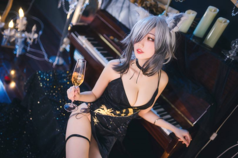 周叽是可爱兔兔cos作品 | 周叽是可爱兔兔_明日方舟W·一周年礼服cos [24P-337MB]