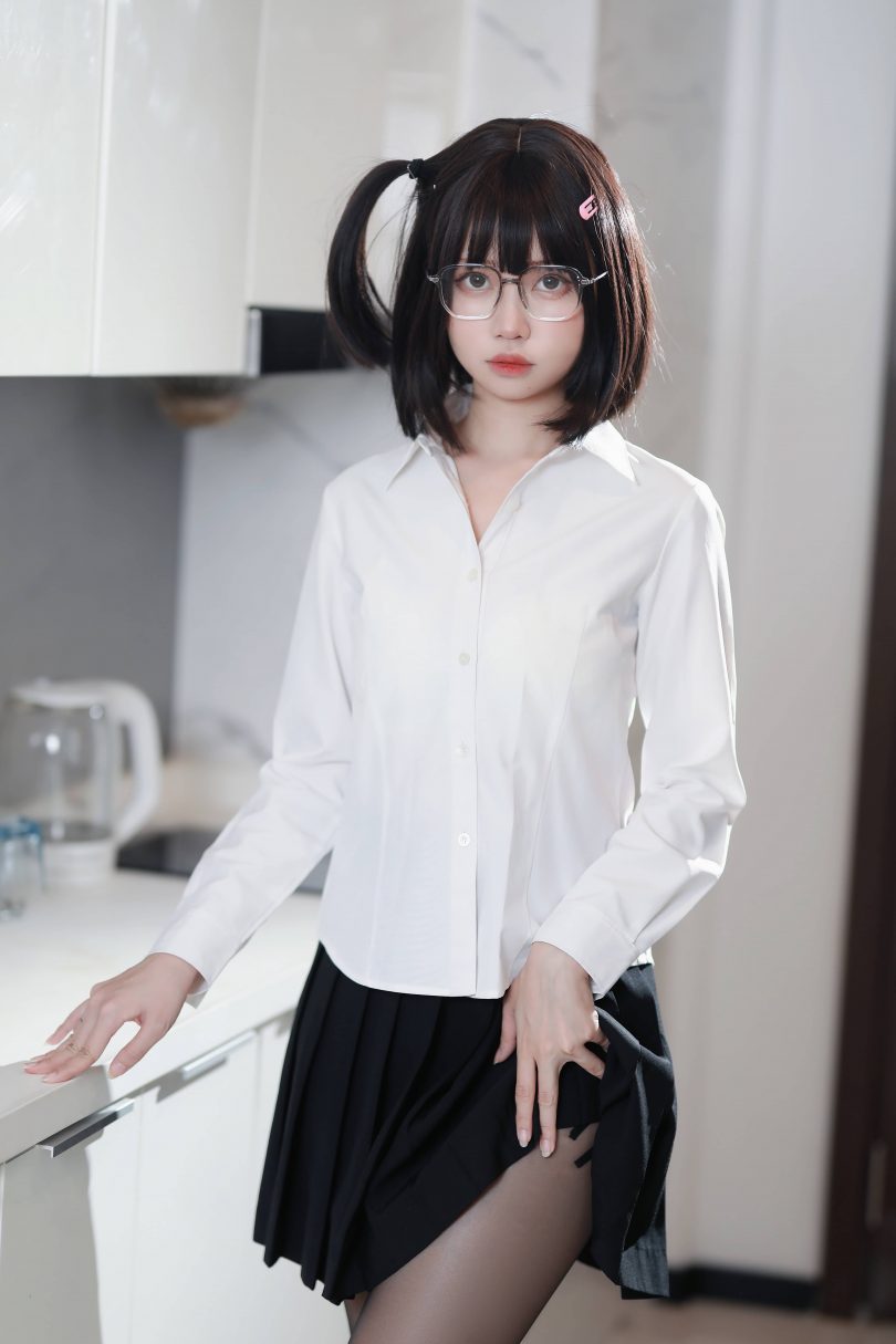 洛桑w伊梓cos图集 | 洛桑w伊梓_眼镜妹妹cos作品 [32P-307MB]