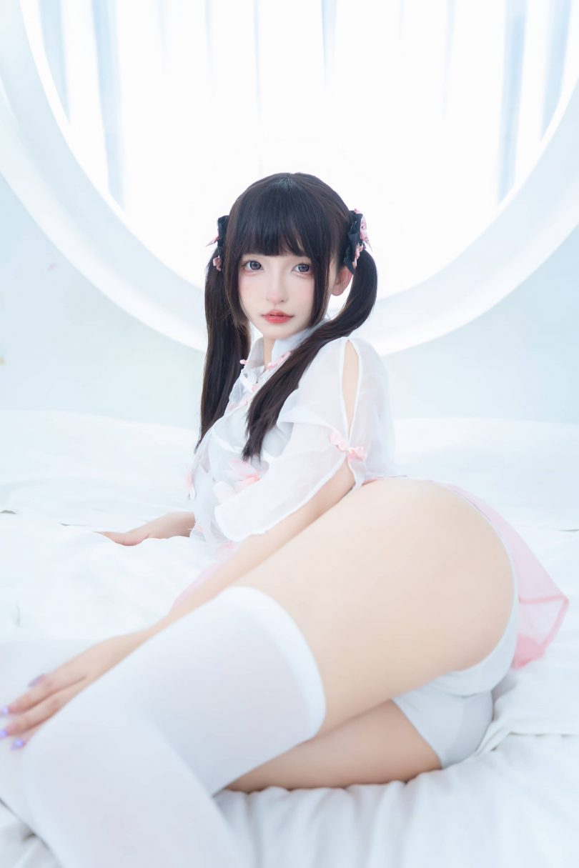 神楽坂真冬cos_蜜桃雪糕 | 神楽坂真冬_蜜桃雪糕·白色丝袜cos [75P2V-424MB]