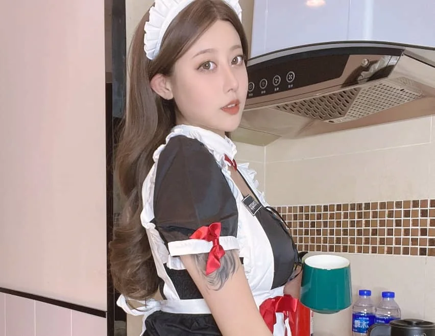 奈汐酱nice《奶鲜女仆》：甜美与诱惑的完美融合