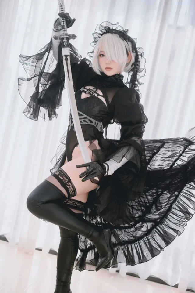 穿越未来时空：Messie Huang的婚纱版本尤尔哈2B COSPLAY