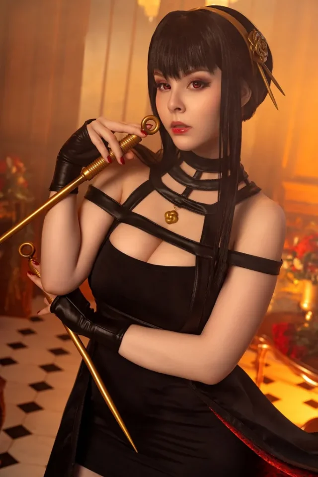 荆棘之美：泰国coser DisharMonica化身性感迷人的约尔·福杰