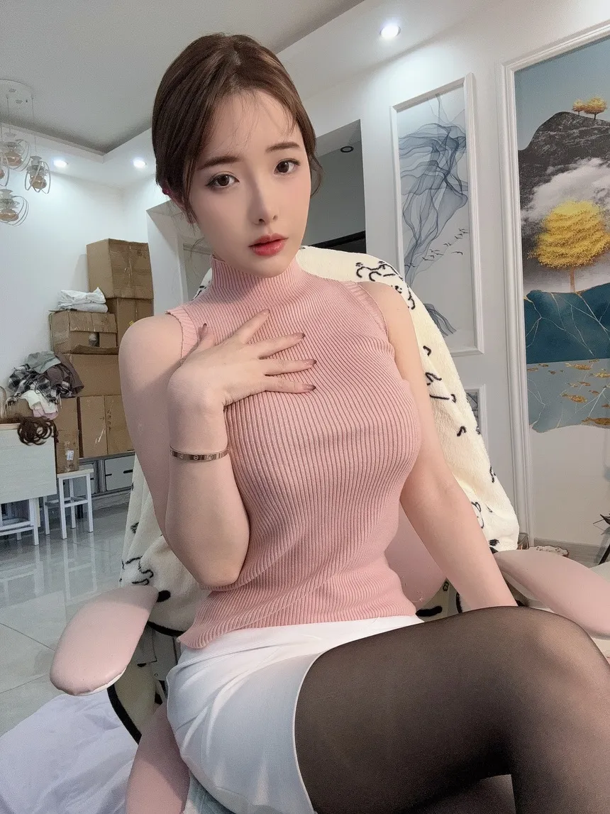 雯妹不讲道理-520女友本-黑丝背心包臀裙cos作品  [31P4V-156MB]