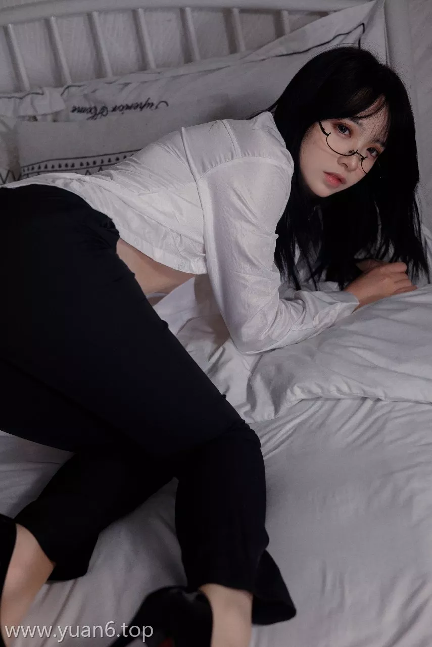 Coser疯猫ss-裤里丝[40P／662MB]
