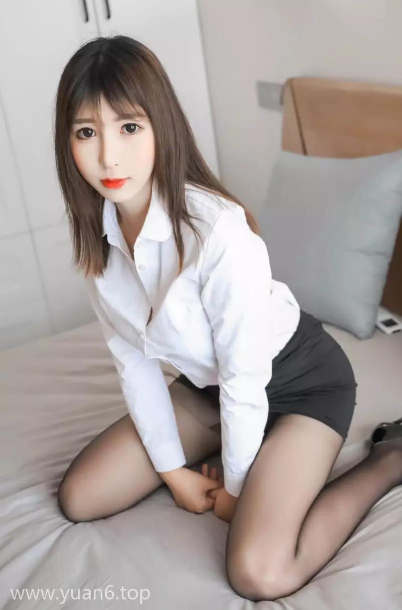 美图欣赏丨Coser_w黑米粥w(雯粥粥i)-OL白衫秘书 [34P-130MB]