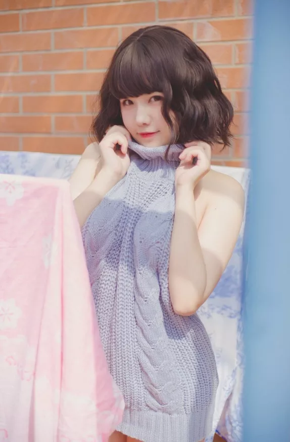 美图欣赏丨Coser阿半今天很开心-露背毛衣[28P-157MB]