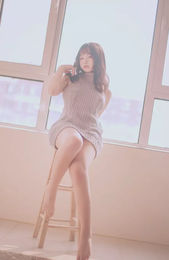 美图欣赏丨Coser阿半今天很开心-露背毛衣[28P-157MB]