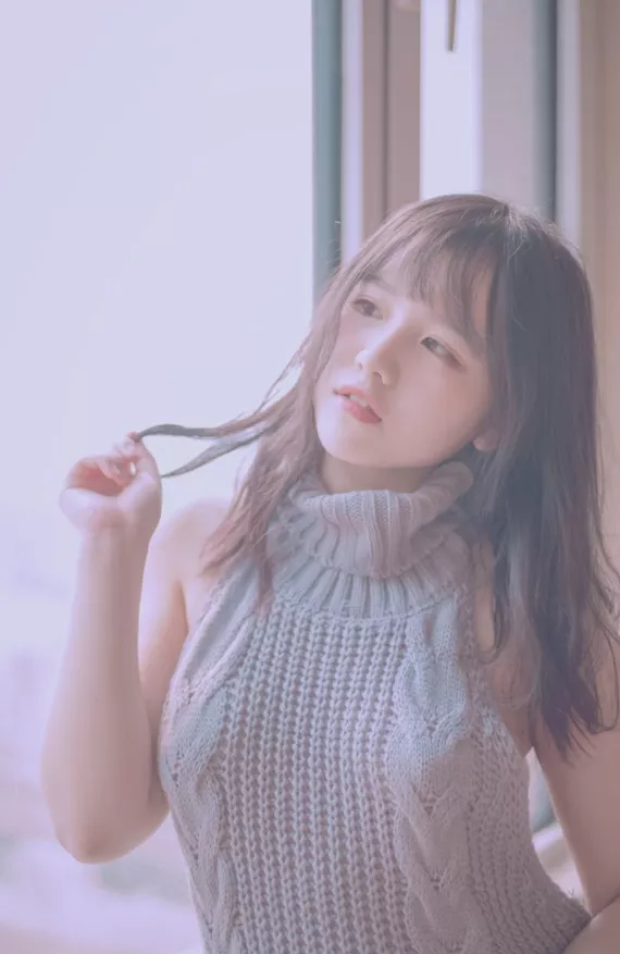 美图欣赏丨Coser阿半今天很开心-露背毛衣[28P-157MB]