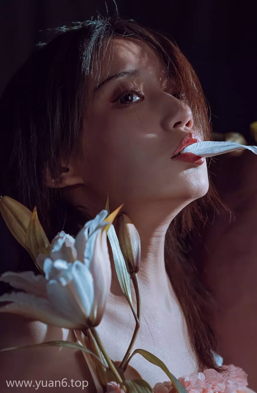 云溪溪的作品密码:花与绳图片合集免费看