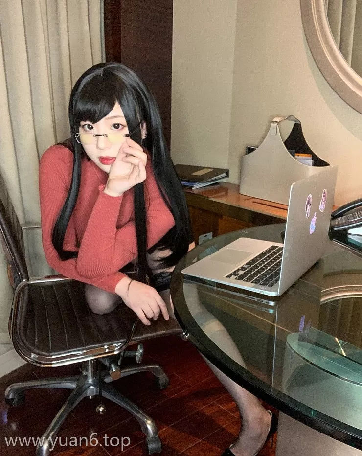 皮皮奶可可爱了啦是谁呢和她红色OL图片包