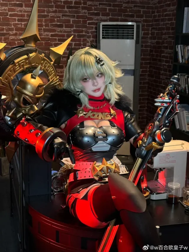 性感与酷帅并存：coser w百合欧皇子w再现凯撒的无限魅力