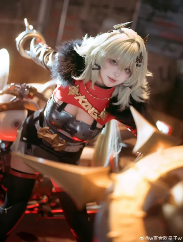 性感与酷帅并存：coser w百合欧皇子w再现凯撒的无限魅力