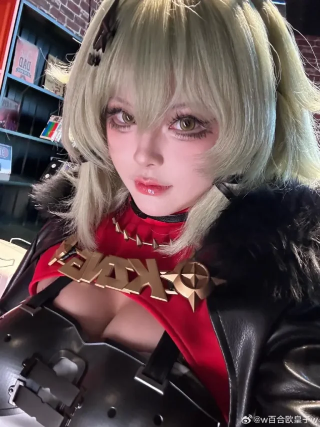 性感与酷帅并存：coser w百合欧皇子w再现凯撒的无限魅力