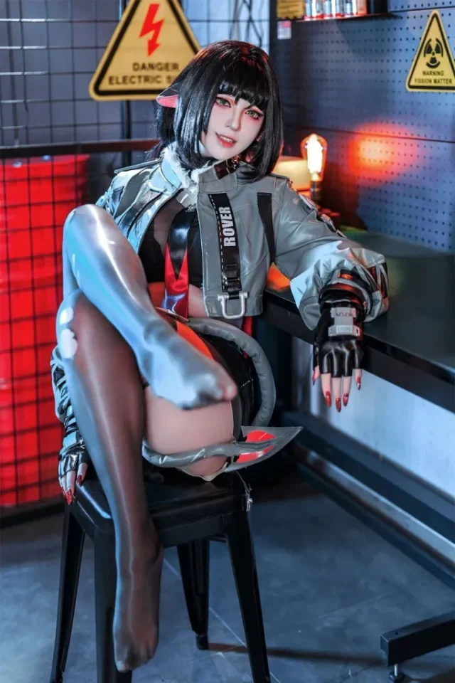 半半子简·杜COS：带你领绝区零鼠姐姐的智慧与性感魅力
