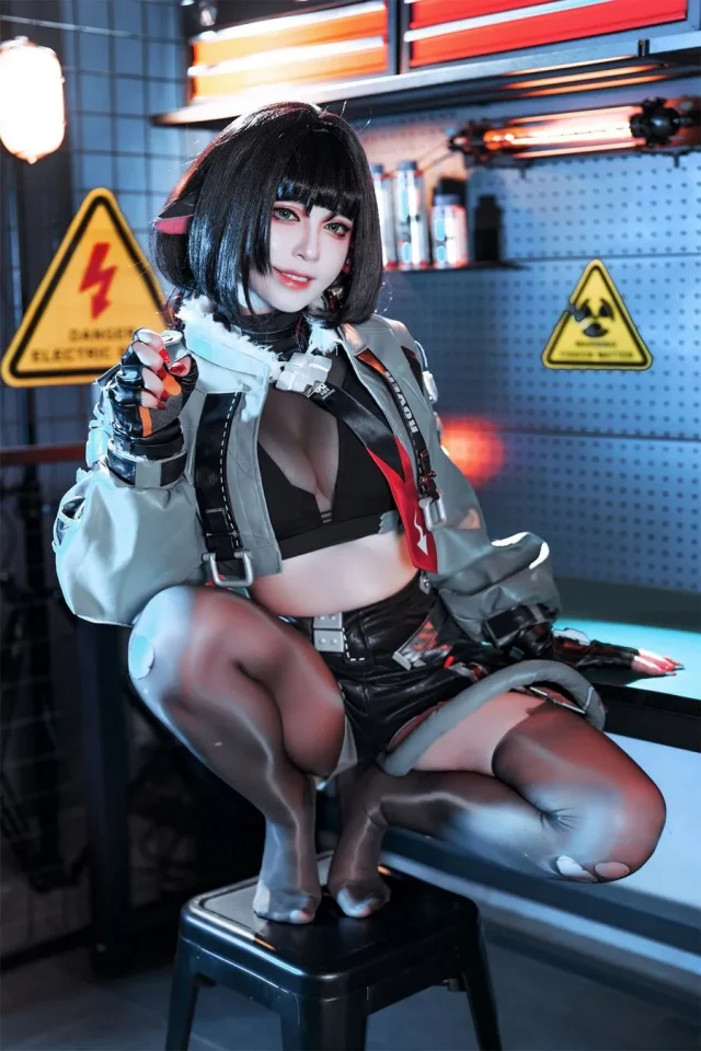半半子简·杜COS：带你领绝区零鼠姐姐的智慧与性感魅力