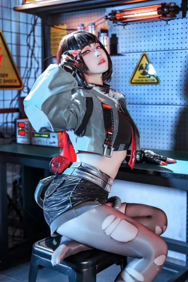 半半子简·杜COS：带你领绝区零鼠姐姐的智慧与性感魅力