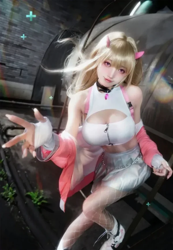 走路摇ZLY胜利女神COS：演绎毒蛇的性感魅力与俏皮气质