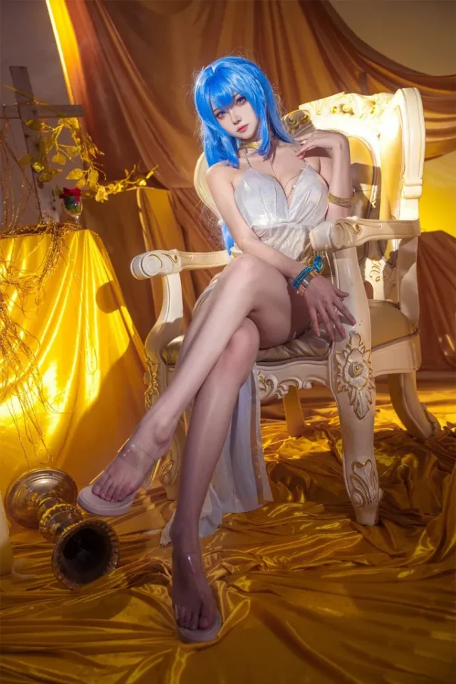 seya狮砸胜利女神COS：完美演绎礼服版海伦的优雅与性感