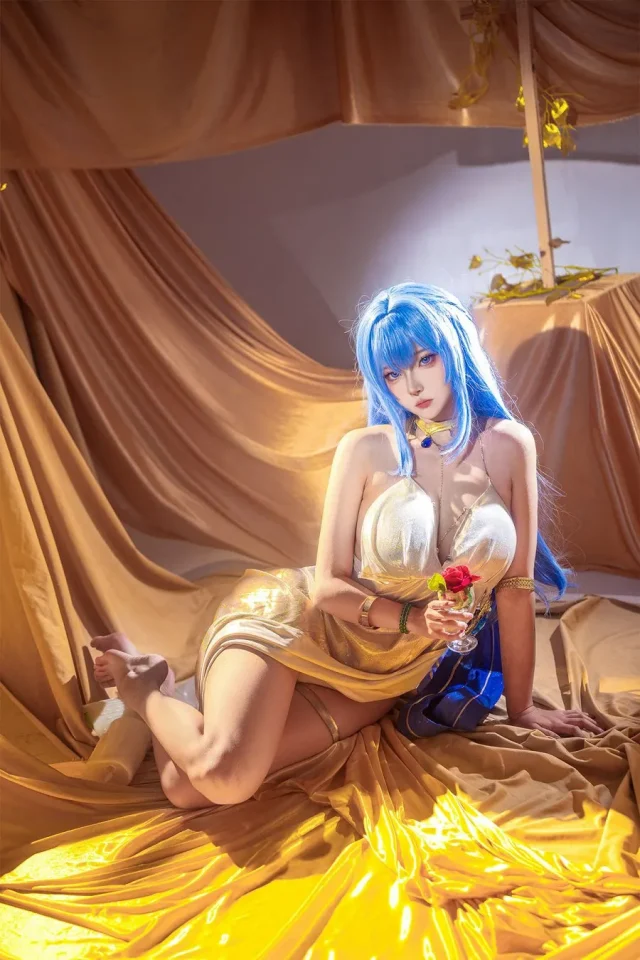 seya狮砸胜利女神COS：完美演绎礼服版海伦的优雅与性感