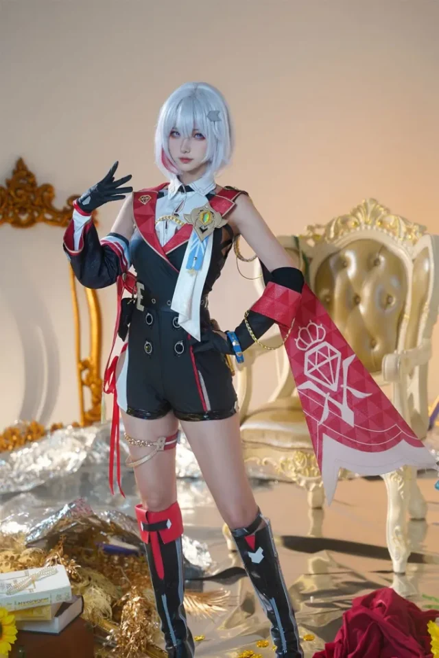 崩坏星穹铁道托帕COS：seya狮砸带来性感与冷酷的双重魅力