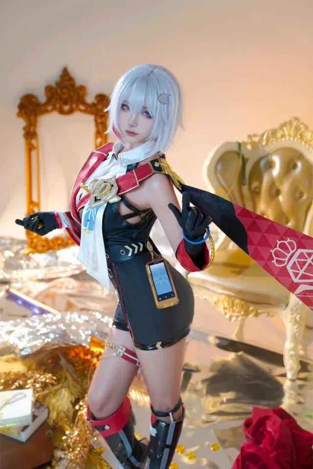 崩坏星穹铁道托帕COS：seya狮砸带来性感与冷酷的双重魅力