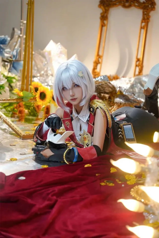 崩坏星穹铁道托帕COS：seya狮砸带来性感与冷酷的双重魅力