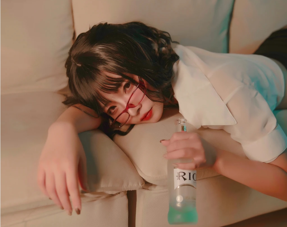 yuuhui玉汇《宿醉》的醉态与情感释放